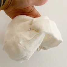 Cargar imagen en el visor de la galería, Diadema/ turbante de lino blanco
