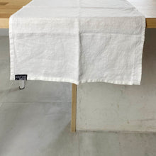 Cargar imagen en el visor de la galería, Camino de mesa de lino blanco