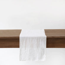 Cargar imagen en el visor de la galería, Camino de mesa de lino verde oliva