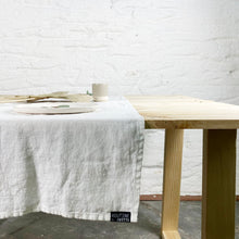 Cargar imagen en el visor de la galería, Camino de mesa de lino blanco
