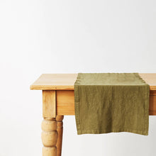 Cargar imagen en el visor de la galería, Camino de mesa de lino verde oliva