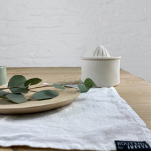 Cargar imagen en el visor de la galería, Mantel individual de lino verde oliva
