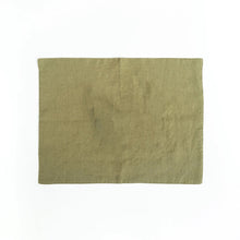 Cargar imagen en el visor de la galería, Mantel individual de lino verde oliva